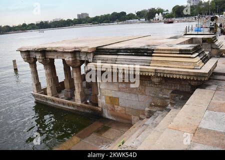 Das architektonische Erbe Ghat mit aufwendigen Schnitzereien in Stein am Kankaria-See wurde im 15.. Jahrhundert 1451 von Kaiser Qutb-ud-DIN Ahmad Shah II. Erbaut Stockfoto