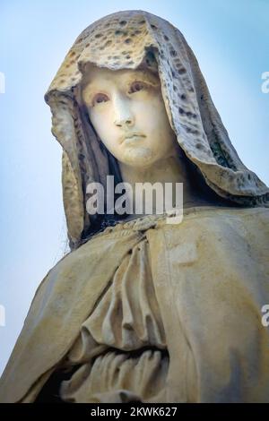 Junge, traurige und schöne zerbrechliche Jungfrau Maria, Recoleta Friedhof, Buenos Aires Stockfoto