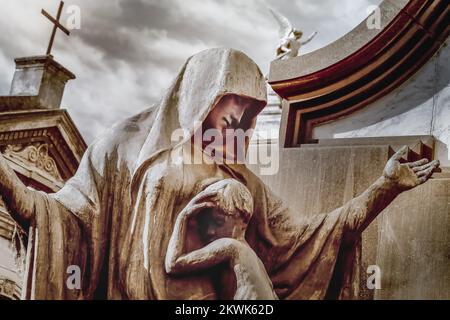 Junger trauriger Engel und wunderschöne Jungfrau Maria, Recoleta Friedhof, Buenos Aires Stockfoto