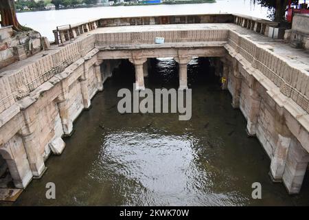Architektonisches Kankaria Step Vav mit aufwendigen Schnitzereien in Stein und Säulen, im Kankaria See, wurde im 15.. Jahrhundert 1451 von Kaiser Qutb-ud- Stockfoto