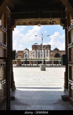 Jama Masjid, ein vertikaler Blick vom Grab von Sultan Ahmed, wurde 1424 während der Herrschaft von Ahmad Shah I, Ahmedabad, Gujarat, Indien, erbaut Stockfoto