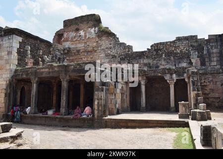 INDIEN, GUJRAT, CHAMPANER, Oktober 2022, Tourist at Champaner Fort nahe Gate Nr. 2, Architekturbögen, Säulen und Dorfbewohner, Unesco-Weltkulturerbe Stockfoto