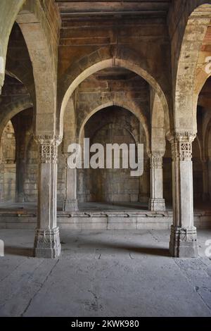 Mandvi oder Custom House, Inneneinrichtung, Steinbau mit Schnitzereien, architektonische Bögen und Säulen, erbaut von Sultan Mahmud Begada aus dem 15.. Bis 16.. Jahrhundert. Stockfoto