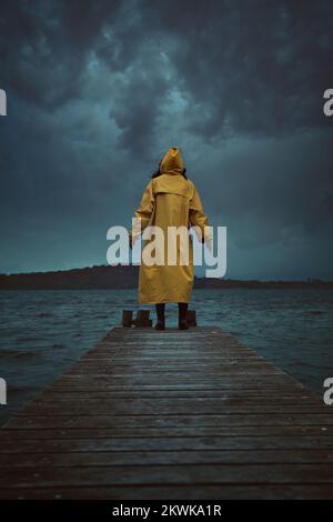 Eine Person allein vor einer dramatischen Wolkenlandschaft Stockfoto