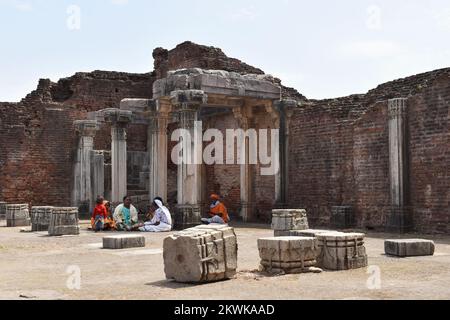 INDIEN, GUJRAT, CHAMPANER, Oktober 2022, Tourist at Champaner Fort nahe Gate Nr. 2, Architekturbögen, Säulen und Dorfbewohner, Unesco-Weltkulturerbe Stockfoto