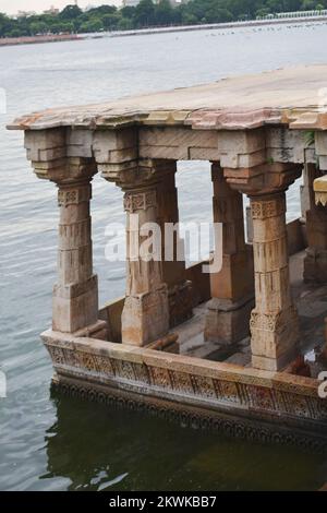 Kankaria Lake, architektonisches Kulturerbe Ghat mit komplexen Steinschnitzereien, vertikaler Schuss, erbaut im 15.. Jahrhundert 1451 von Kaiser Qutb-ud-DIN Ahmad S. Stockfoto