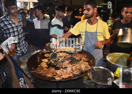 INDIEN, MAHARASHTRA, PUNE, 2022. Oktober, A man Frying Beef Kebab zum Verkauf in einer belebten Camp Street Stockfoto