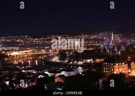 Blick auf den Fluss Nidelva und die Kathedrale Nidarosdomen im nächtlichen Trondheim, Norwegen Stockfoto