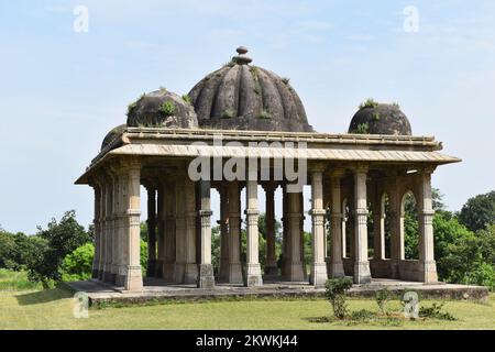 Kevda Masjid, Rückblick auf Maqbara - Cenotaph, erbaut in Stein und Schnitzereien Details von architektonischen Säulen, ein islamisches Denkmal wurde von Sultan Ma erbaut Stockfoto