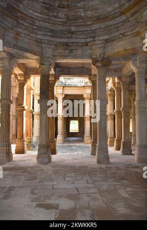 Kevda Masjid, Inneneinrichtung, mit Stein und Schnitzereien, Details von architektonischen Säulen, ein islamisches Monument wurde von Sultan Mahmud Begada 15. - 16. erbaut Stockfoto