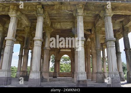 Inneres von Maqbara - Cenotaph vor Kevda Masjid, erbaut in Stein und Schnitzereien Details von architektonischen Säulen, wurde ein islamisches Denkmal von erbaut Stockfoto