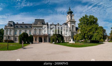 Das Festetics Palace ist ein barocker Palast in der Stadt Keszthely, Zala, Ungarn. Das Gebäude beherbergt jetzt das Helikon Palace Museum. Keszthely Stockfoto