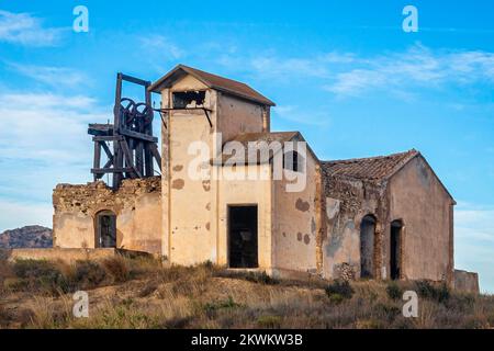 Ruinen einer verlassenen Mine mit Derrick und Bergbaugebäuden, Mazarron, Spanien Stockfoto