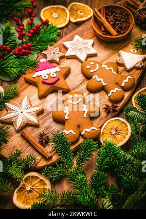 Weihnachtliches Lebkuchen und Kekse mit Gewürzen und getrockneter Orange. Weihnachtsbacken Stockfoto