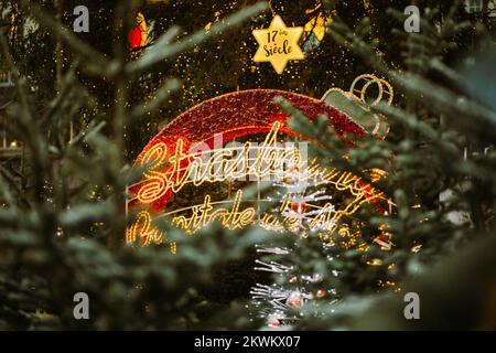 STRASSBURG, FRANKREICH - Dezember 2017 - Weihnachtsball-Dekoration und Strasbourg Capital de Noel-Schild im Stadtzentrum Place Kleber Stockfoto