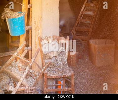 Vogelkot auf verlassenen Möbeln in Mazarron, Spanien Stockfoto