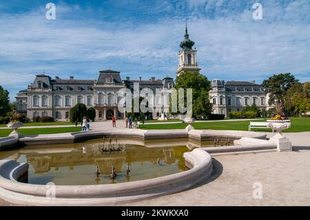 Das Festetics Palace ist ein barocker Palast in der Stadt Keszthely, Zala, Ungarn. Das Gebäude beherbergt jetzt das Helikon Palace Museum. Keszthely Stockfoto