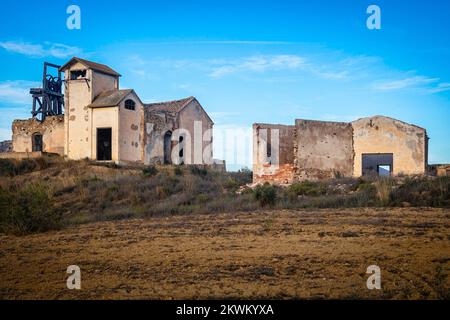 Ruinen einer verlassenen Mine mit Derrick und Bergbaugebäuden, Mazarron, Spanien Stockfoto