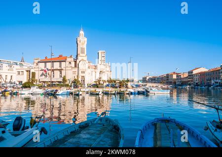 Stadtbild von Sète und Konsularpalast am Kanal de la Peyrade, Occitanie, Frankreich Stockfoto