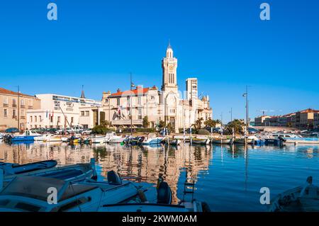 Stadtbild von Sète und Konsularpalast am Kanal de la Peyrade, Occitanie, Frankreich Stockfoto