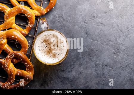 Frisch gebackene hausgemachte Brezeln und Bier vom Fass. Flach liegend mit Kopierplatz Stockfoto