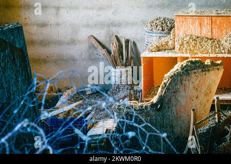 Vogelkot auf verlassenen Möbeln in Mazarron, Spanien Stockfoto