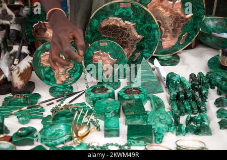 Copper and Malachite Souvenir Stall, Souvenir Market, Lubumbashi, Katanga Province, Demokratische Republik Kongo Stockfoto