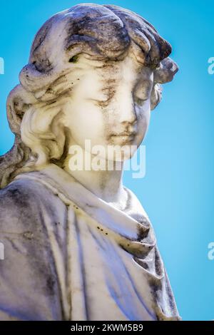Junge, traurige und schöne zerbrechliche Jungfrau Maria, Recoleta Friedhof, Buenos Aires Stockfoto