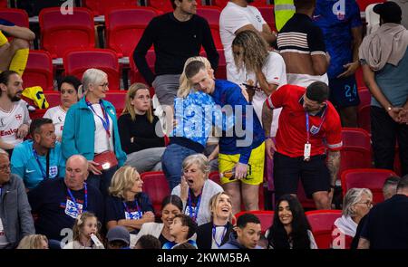 Doha, Katar. 29.. November 2022. Torwart Jordan Pickford (England) umarmt seine Frau Megan Davison Wales – England World Cup 2022 in Katar 28.11.2022 Cr Stockfoto