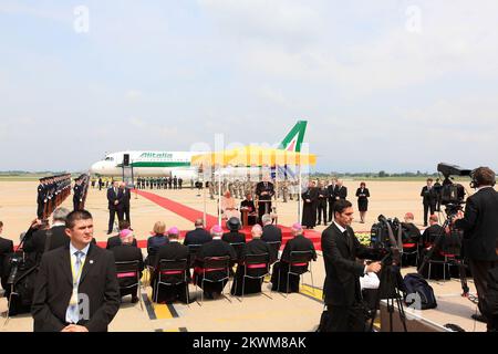 Papst Benedikt XVI. Ist auf dem Flughafen von Zagreb gelandet. Der Präsident Kroatiens, Ivo Josipovic, und die kroatischen Bischöfe begrüßen Papst Benedikt XVI Foto: Slavko Midzor/PIXSELL Stockfoto