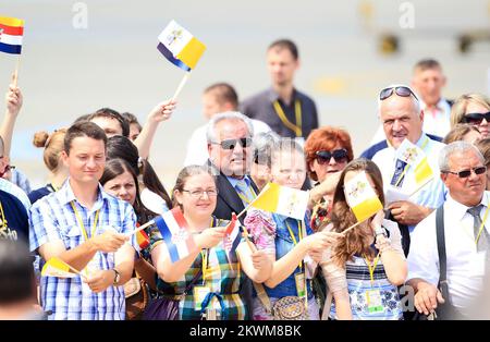 Papst Benedikt XVI. Ist auf dem Flughafen von Zagreb gelandet. Der Präsident Kroatiens, Ivo Josipovic, und die kroatischen Bischöfe begrüßen Papst Benedikt XVI Foto: Danijel Berkovic/PIXSELL Stockfoto