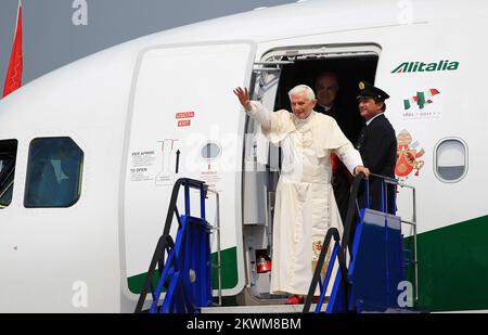 Papst Benedikt XVI. Ist auf dem Flughafen von Zagreb gelandet. Der Präsident Kroatiens, Ivo Josipovic, und die kroatischen Bischöfe begrüßen Papst Benedikt XVI Foto: Antonio Bronic/PIXSELL Stockfoto