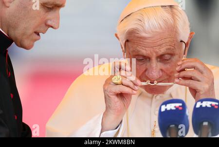 Papst Benedikt XVI. Ist auf dem Flughafen von Zagreb gelandet. Der Präsident Kroatiens, Ivo Josipovic, und die kroatischen Bischöfe begrüßen Papst Benedikt XVI Foto: Slavko Midzor/PIXSELL Stockfoto