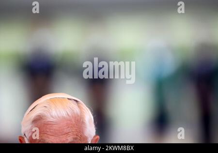 Papst Benedikt XVI. Ist auf dem Flughafen von Zagreb gelandet. Der Präsident Kroatiens, Ivo Josipovic, und die kroatischen Bischöfe begrüßen Papst Benedikt XVI Foto: Slavko Midzor/PIXSELL Stockfoto