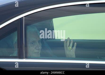 Papst Benedikt XVI. Ist auf dem Flughafen von Zagreb gelandet. Der Präsident Kroatiens, Ivo Josipovic, und die kroatischen Bischöfe begrüßen Papst Benedikt XVI Foto: Antonio Bronic/PIXSELL Stockfoto