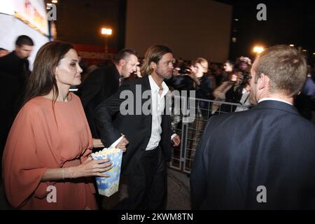 Angelina Jolie und Brad Pitt kommen in einem Freiluftkino an. Hey, am letzten Abend des Sarajevo Filmfestivals 17.. Stockfoto