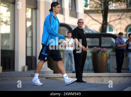 Real Madrids Cristiano Ronaldo ist vor dem Regent Esplanade Hotel zu sehen und wird im Stadion Maksimir trainiert. Foto: Daniel Kasap/PIXSELL Stockfoto