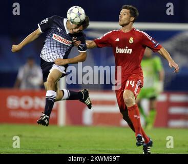 Dinamo Zagrebs Mateo Kovacic, Real Madrids Xabi Alonso. Stockfoto