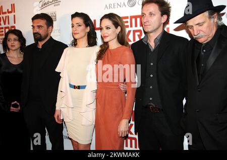 Schauspielerin und Regisseurin Angelina Jolie posiert mit den Schauspielern Vanesa Glodjo, Leon Lucev, Zana Marjanovic, Goran Kostic und Rade Serbedzija auf dem roten Teppich vor der Premiere ihres Films „in the Land of Blood and Honey“ im Arena Center in Zagreb am 17. Februar 2012. Begleitet von der Filmbesetzung ging sie auf einem 60 Meter langen roten Teppich vor der Vorführung der in der Halle mit etwas weniger als 500 Sitzen. Stockfoto