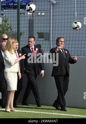 Serbische Sportministerin Snezana Samardzic Markovic (links) und UEFA-Präsident Michel Platini (rechts) bei der Eröffnung des serbischen Fußballhauses mit 15 Millionen Euro in Stara Pazova am 5. Mai 2011. Foto: HaloPix/PIXSELL Stockfoto