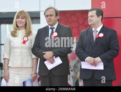 Serbische Sportministerin Snezana Samardzic Markovic (links) und UEFA-Präsident Michel Platini (Mitte) bei der Eröffnung des serbischen Fußballhauses mit 15 Millionen Euro in Stara Pazova am 5. Mai 2011. Foto: HaloPix/PIXSELL Stockfoto