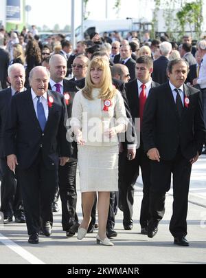 FIFA-Präsident Sepp Blatter (links) mit dem serbischen Sportminister Snezana Samardzic Markovic (Mitte) und UEFA-Präsident Michel Platini (rechts) bei der Eröffnung des serbischen Fußballhauses mit 15 Millionen Euro am 5. Mai 2011 in Stara Pazova. Foto: HaloPix/PIXSELL Stockfoto