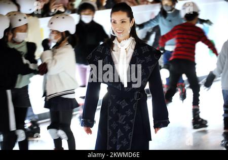 Tokio, Japan. 30.. November 2022. Der japanische Eiskunstlauf-Goldmedaillengewinner Shizuka Arakawa gibt Kindern eine Lektion, da am Mittwoch, den 30. November 2022, im Rahmen der Veranstaltung Marunouchi Street Park 2022 vor dem Bahnhof in Tokio eine synthetische Eislaufbahn eröffnet wird. Kredit: Yoshio Tsunoda/AFLO/Alamy Live News Stockfoto