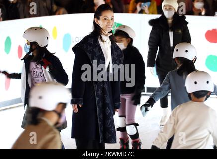 Tokio, Japan. 30.. November 2022. Der japanische Eiskunstlauf-Goldmedaillengewinner Shizuka Arakawa gibt Kindern eine Lektion, da am Mittwoch, den 30. November 2022, im Rahmen der Veranstaltung Marunouchi Street Park 2022 vor dem Bahnhof in Tokio eine synthetische Eislaufbahn eröffnet wird. Kredit: Yoshio Tsunoda/AFLO/Alamy Live News Stockfoto