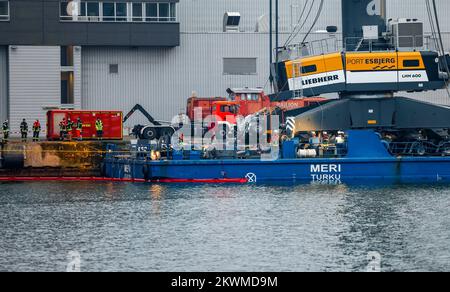 Kiel, Deutschland. 30.. November 2022. Die Einsatzkräfte der Feuerwehr arbeiten an der „Meri“, dem Schiff, das während der Durchfahrt mit der Hochbrücke in Kiel-Holtenau kollidierte. Die Brücke war für den Schiffs- und Autoverkehr gesperrt. Kredit: Axel Heimken/dpa/Alamy Live News Stockfoto