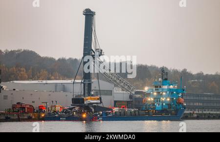 Kiel, Deutschland. 30.. November 2022. Die Einsatzkräfte der Feuerwehr arbeiten an der „Meri“, dem Schiff, das während der Durchfahrt mit der Hochbrücke in Kiel-Holtenau kollidierte. Die Brücke war für den Schiffs- und Autoverkehr gesperrt. Kredit: Axel Heimken/dpa/Alamy Live News Stockfoto