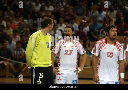 12.07.2012., Rijeka - zweites Freundschaftsspiel zwischen Kroatien und Schweden, gespielt in der Zamet-Halle als Teil der letzten Vorbereitung vor den Olympischen Spielen in London. Venio Losert, Ivan Cupic und Zlatko Horvat. Foto: Goran Kovacic/PIXSELL Stockfoto