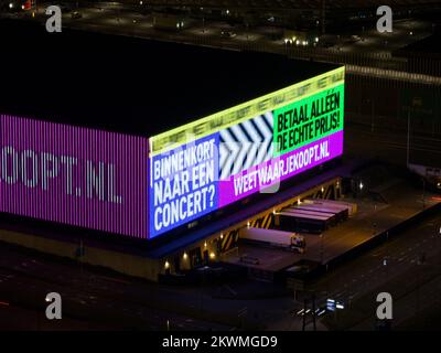 Amsterdam, 22.. September 2022, Niederlande. Ziggo Dome Konzertsaal. LED-Lichtwerbung an der Fassade. Musikkuppel neben dem Johan Cruijff Stockfoto