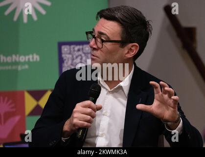 Manchester, 30.. November 2022, Andy Burnham (Bürgermeister von Manchester), an This is the North 2022 Mittwoch, den 30.. November, versammelten sich die „Großen und die Guten“ im Friends Meeting House zur dritten Jahrestagung des Peoples Powerhouse. Zu den Teilnehmern zählten Nazir Afzal (Kanzler der Universität Manchester) und Bev Craig (Leiter des Manchester Council). Ziel der Organisation ist es, „die Nordländer zusammenzubringen, damit sie entscheiden können, wie die Zukunft des Nordens aussehen soll“. Die Veranstaltung dauerte den ganzen Tag. Andy Burnham erklärte: „Wir werden 2023 zum Kampf zurück machen.“ Stockfoto