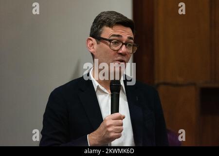 Manchester, 30.. November 2022, Andy Burnham (Bürgermeister von Manchester), an This is the North 2022 Mittwoch, den 30.. November, versammelten sich die „Großen und die Guten“ im Friends Meeting House zur dritten Jahrestagung des Peoples Powerhouse. Zu den Teilnehmern zählten Nazir Afzal (Kanzler der Universität Manchester) und Bev Craig (Leiter des Manchester Council). Ziel der Organisation ist es, „die Nordländer zusammenzubringen, damit sie entscheiden können, wie die Zukunft des Nordens aussehen soll“. Die Veranstaltung dauerte den ganzen Tag. Andy Burnham erklärte: „Wir werden 2023 zum Kampf zurück machen.“ Stockfoto